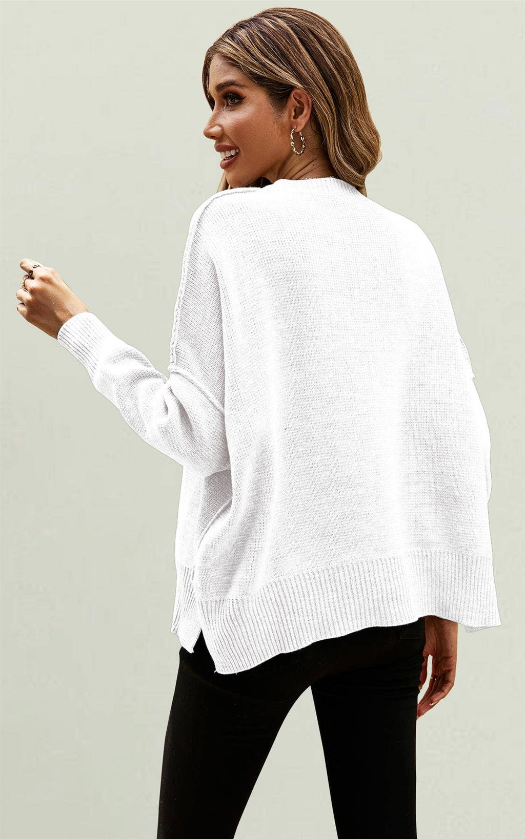 Seitlich geschlitzter, locker gestrickter Pullover in Weiß: Weiss