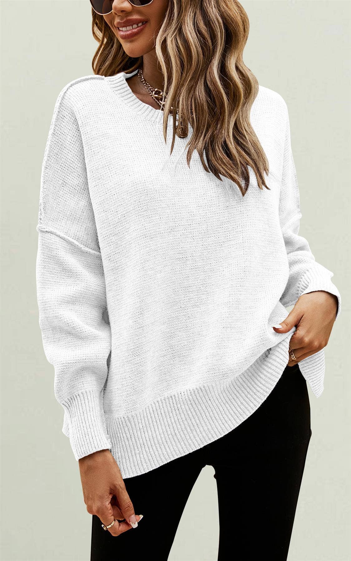 Seitlich geschlitzter, locker gestrickter Pullover in Weiß: Weiss