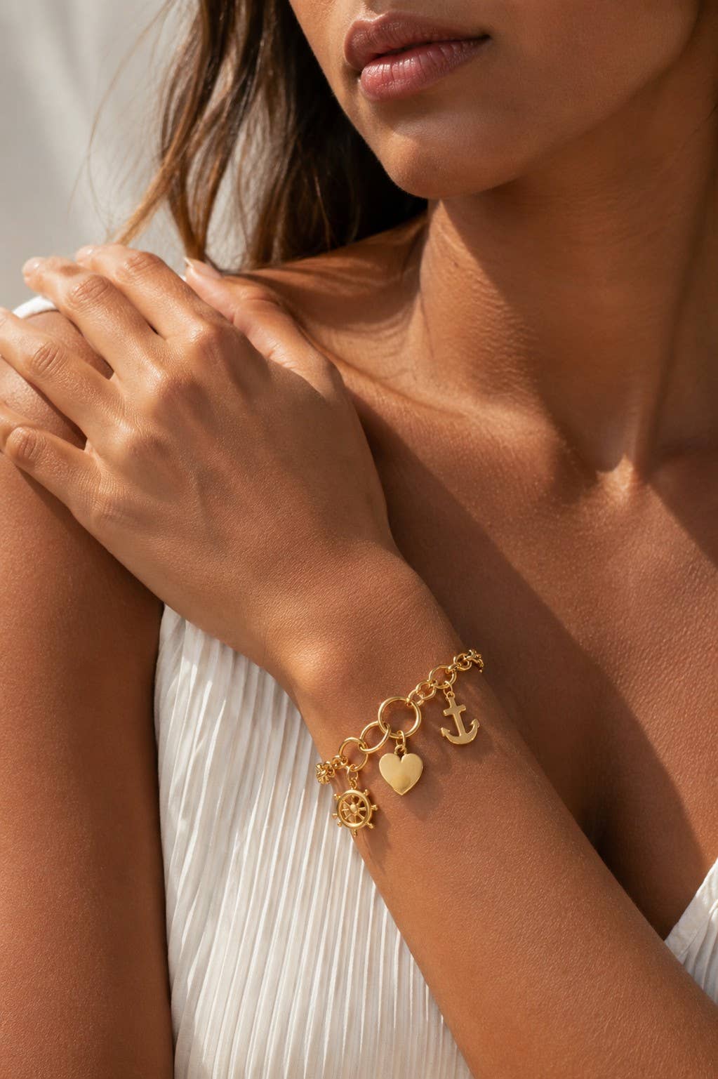 Edelstahlarmband goldfarben mit Anker-, Herz- und Steuerrad-Charms.