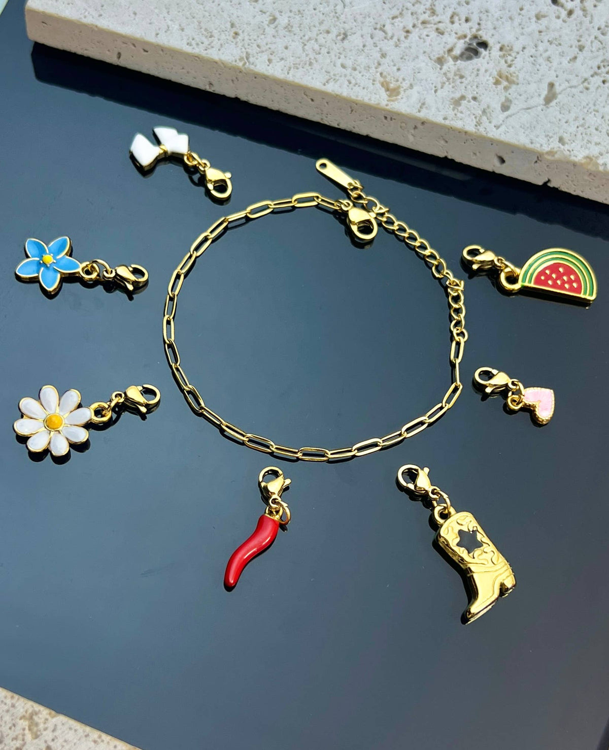 Einfaches Armband mit rechteckigen Gliedern aus Stahl zum Befestigen von Charms