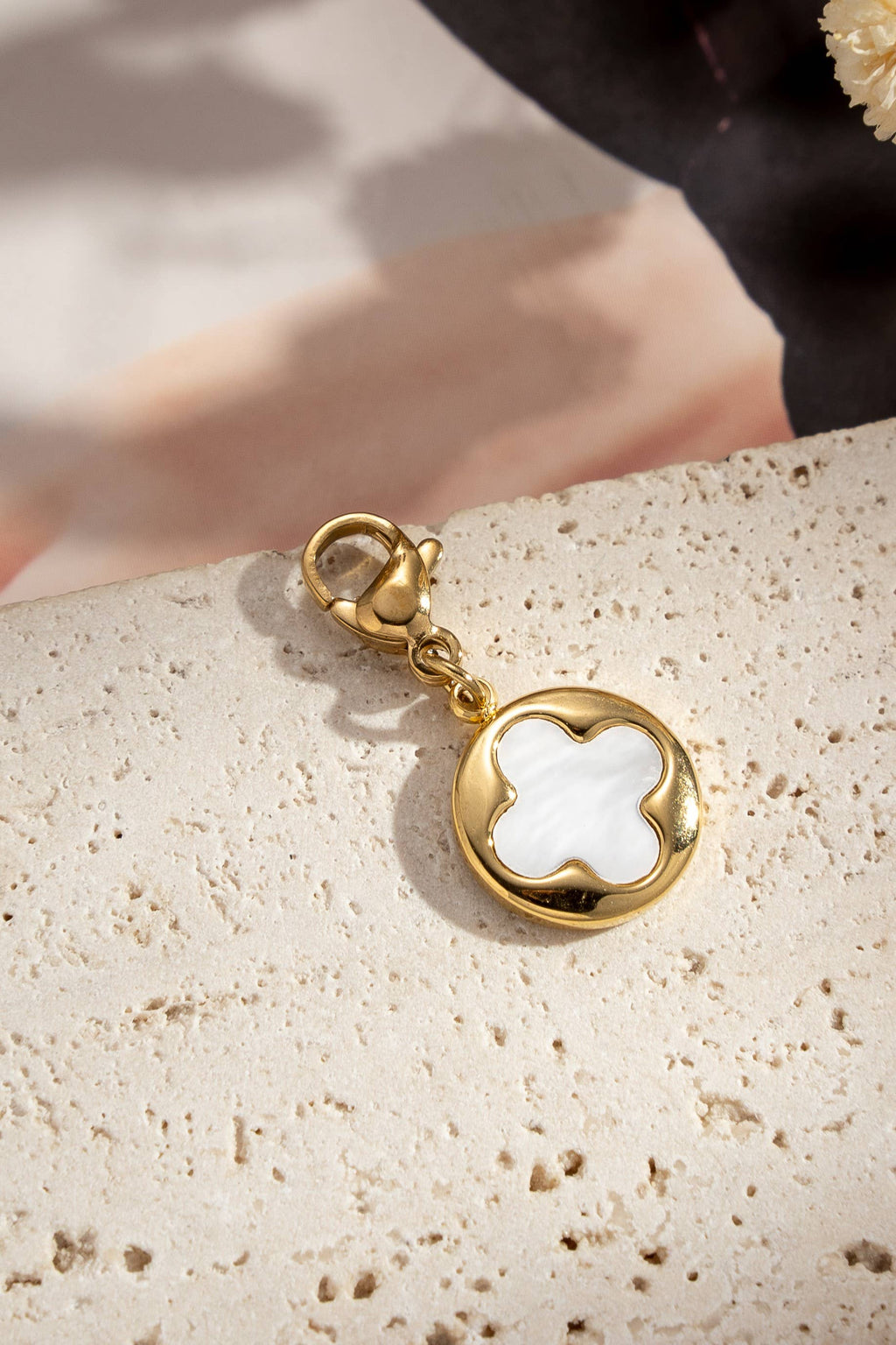 Satz mit 10 emaillierten Charms: Perle, Eis, Muschel, Kaffeetasse