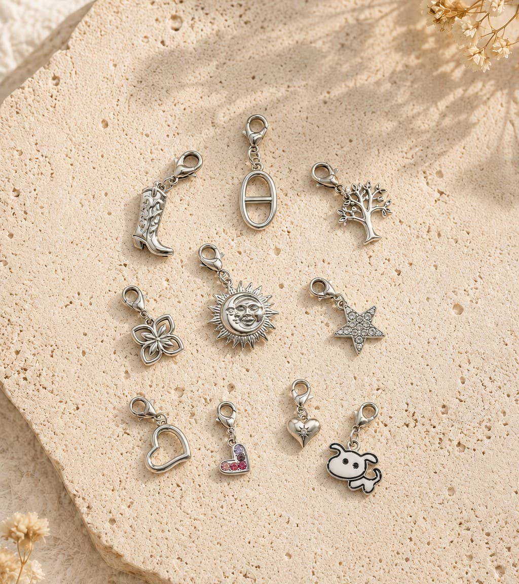 Set mit 10 goldfarbenen Charms mit Western-, Natur-, Stern- und Herzmotiven