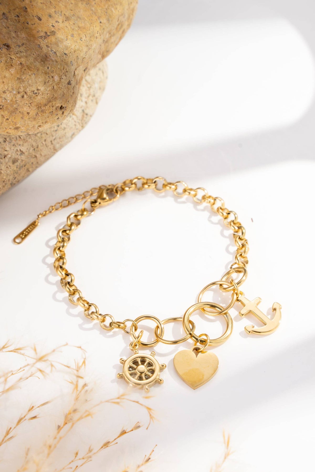 Edelstahlarmband goldfarben mit Anker-, Herz- und Steuerrad-Charms.