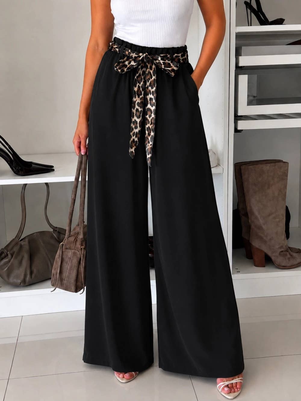 Weite Hose mit Leoparden-Gürtel, elastischer Bund: Schwarz