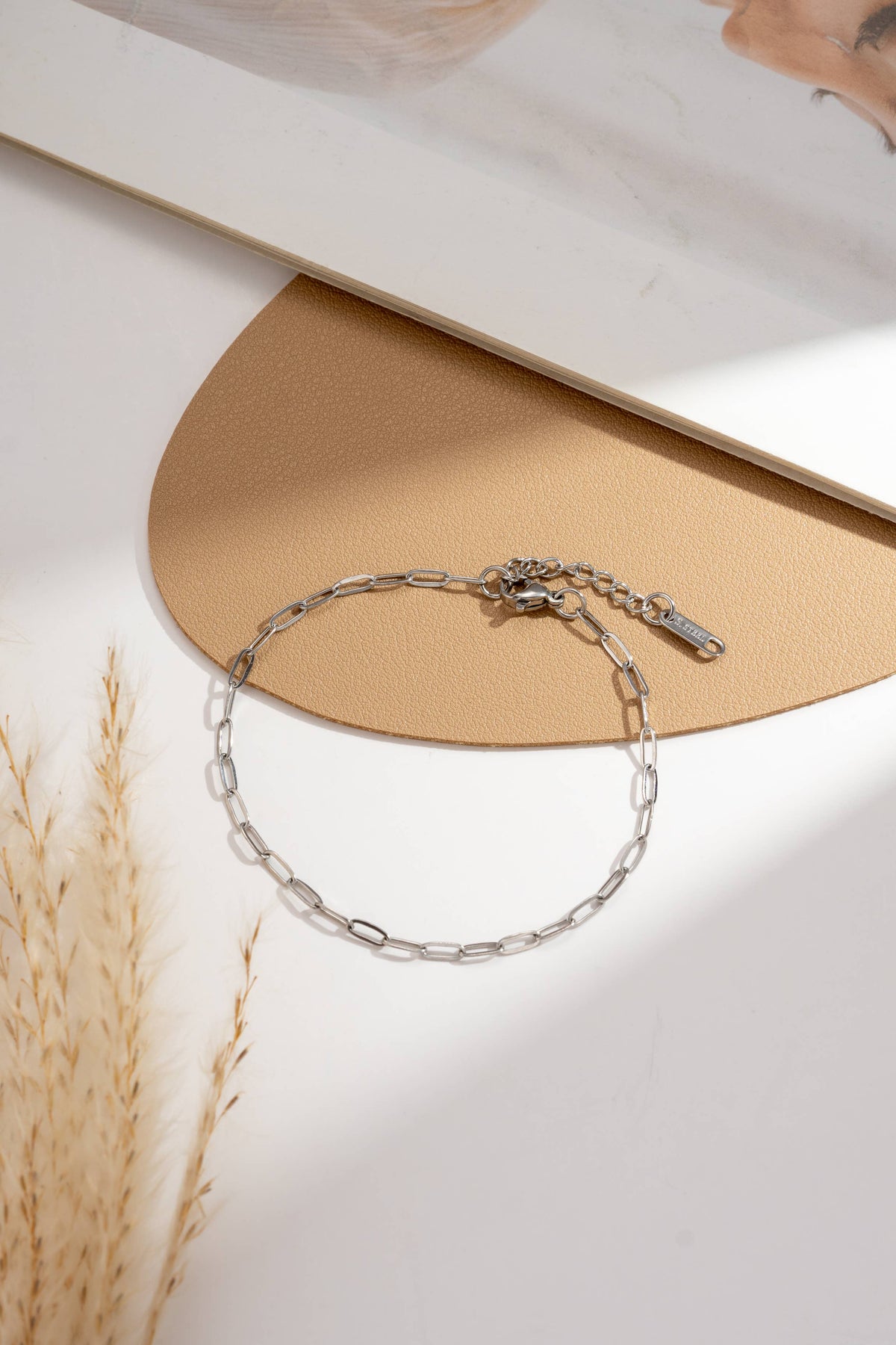 Einfaches Armband mit rechteckigen Gliedern aus Stahl zum Befestigen von Charms