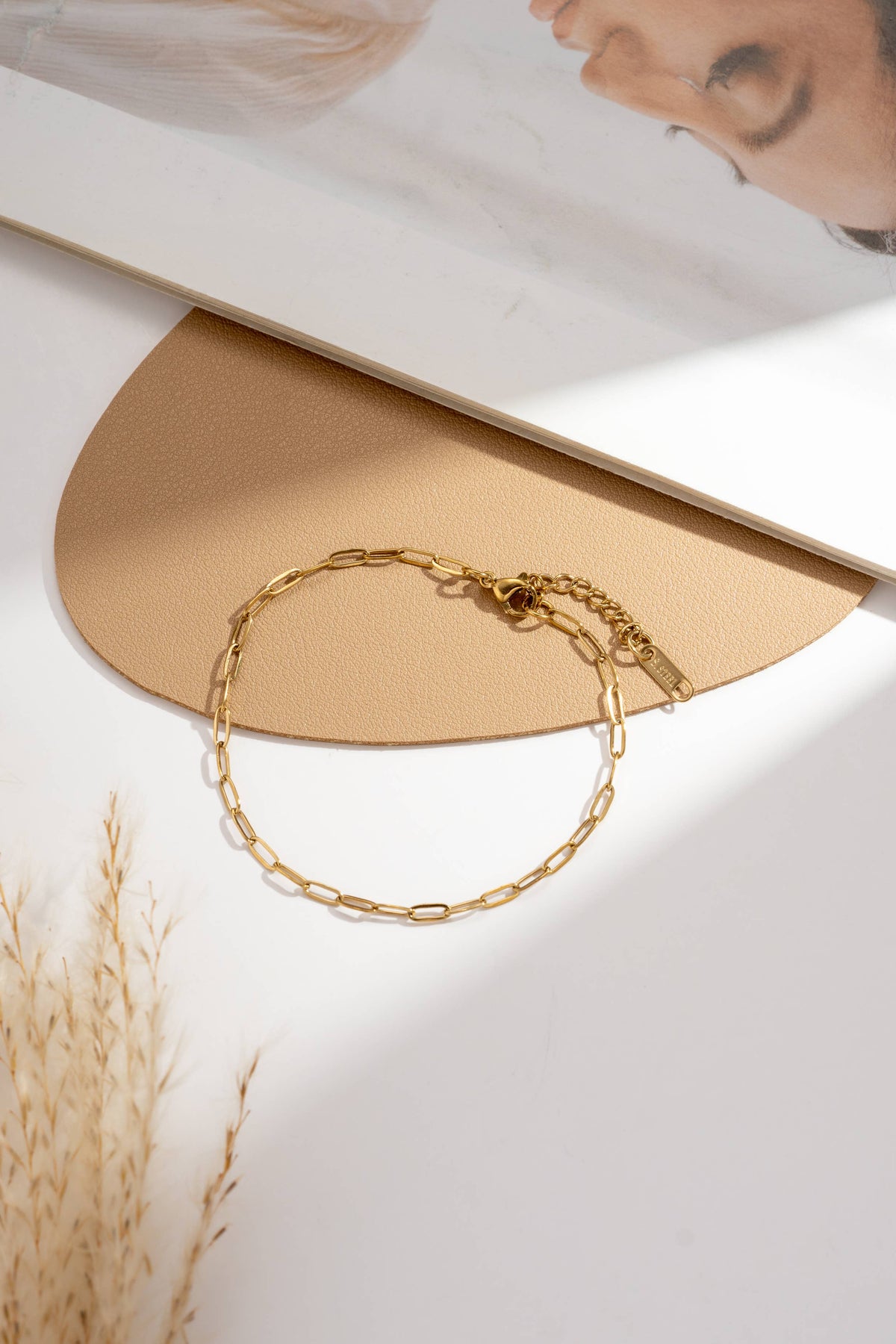 Einfaches Armband mit rechteckigen Gliedern aus Stahl zum Befestigen von Charms