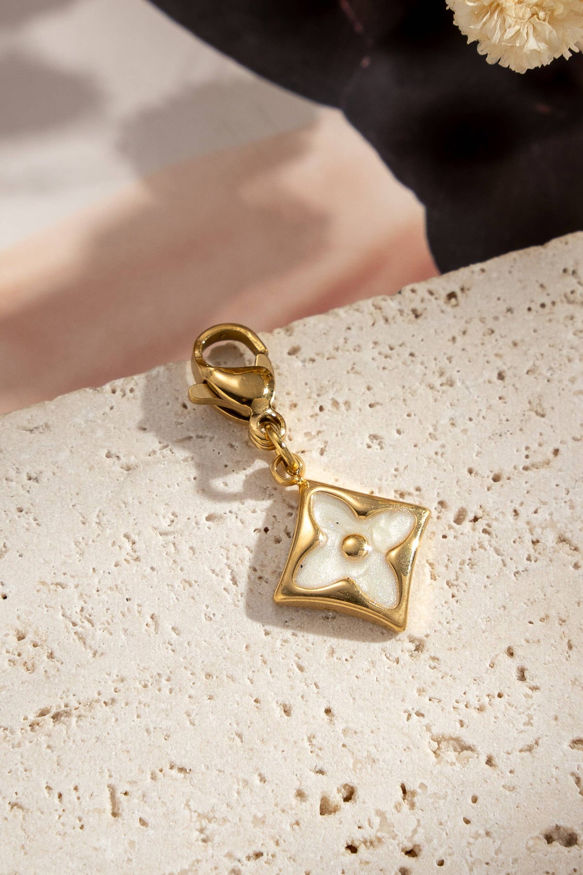 Satz mit 10 emaillierten Charms: Perle, Eis, Muschel, Kaffeetasse