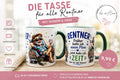 Tasse mit Text: Rentner Früher hatte ich einen Plan jetzt hab ich Zeit das ist viel besser!
Griff und Innen grün. Bilder auf der Tasse ein älterer fröhlicher Mann mit Strohhut, Sonnenbrille und grauem Bart in einem Liegestuhl.