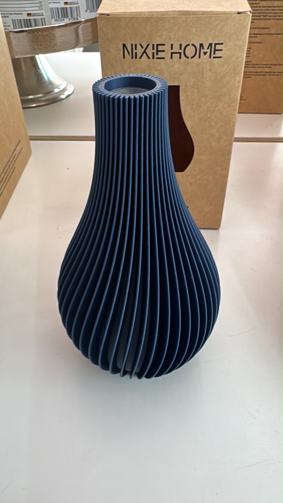 Vase Steffi in blau. Vase mit feinen lamellen die sich leicht um die Vase windet.