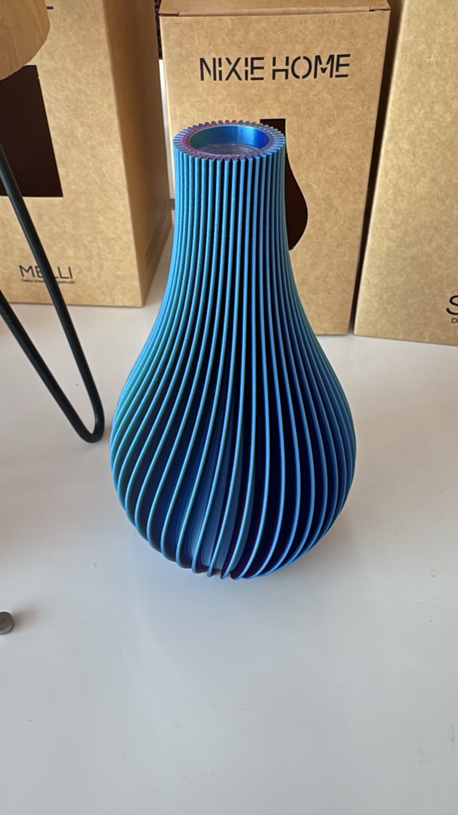 Vase Steffi mit Farbwechseleffekt beim drehen. Vase mit feinen lamellen die sich leicht um die Vase windet.