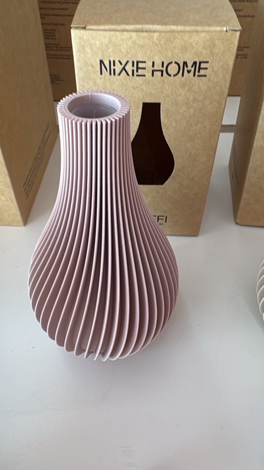 Vase Steffi in rosa. Vase mit feinen lamellen die sich leicht um die Vase windet.