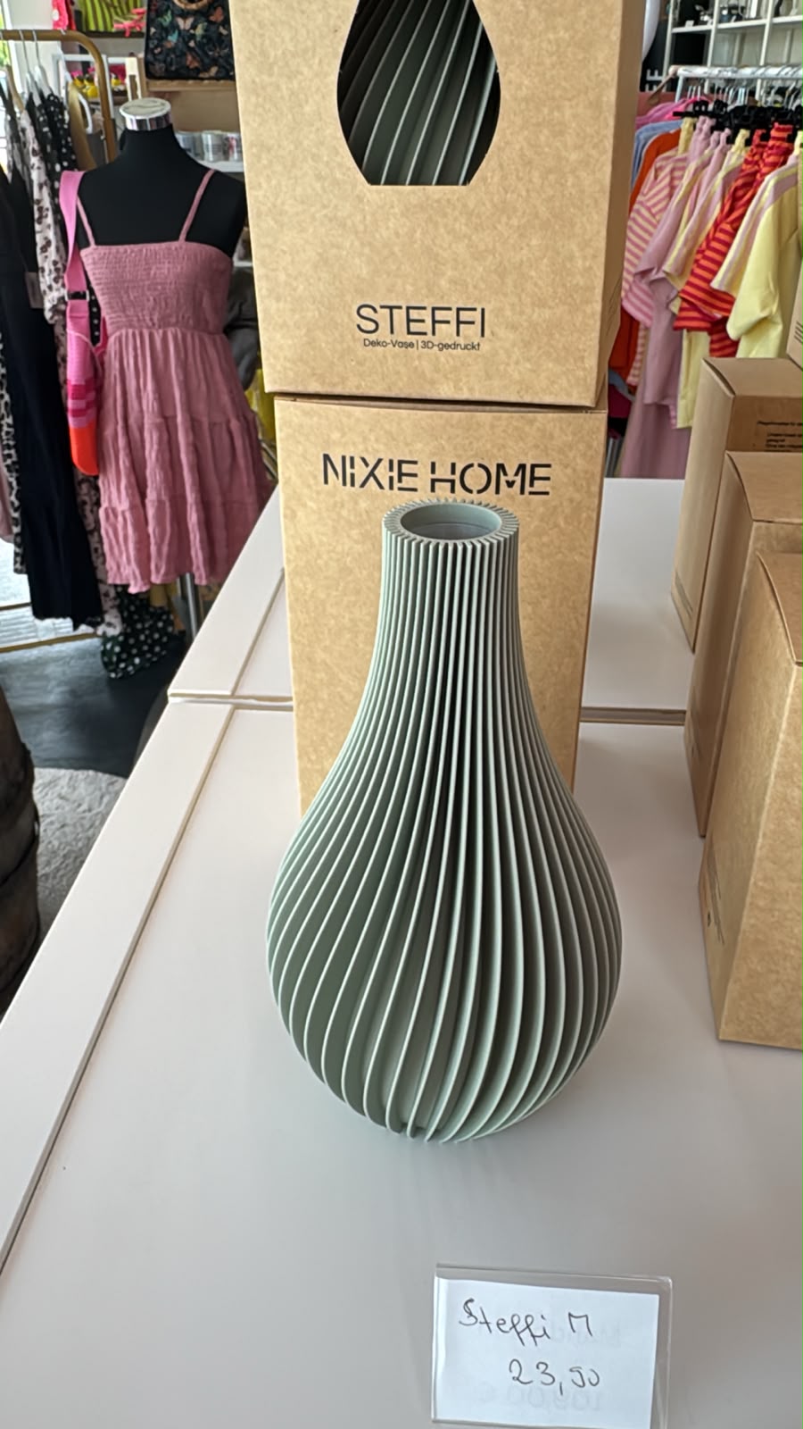 Vase Steffi in salbei. Vase mit feinen lamellen die sich leicht um die Vase windet.