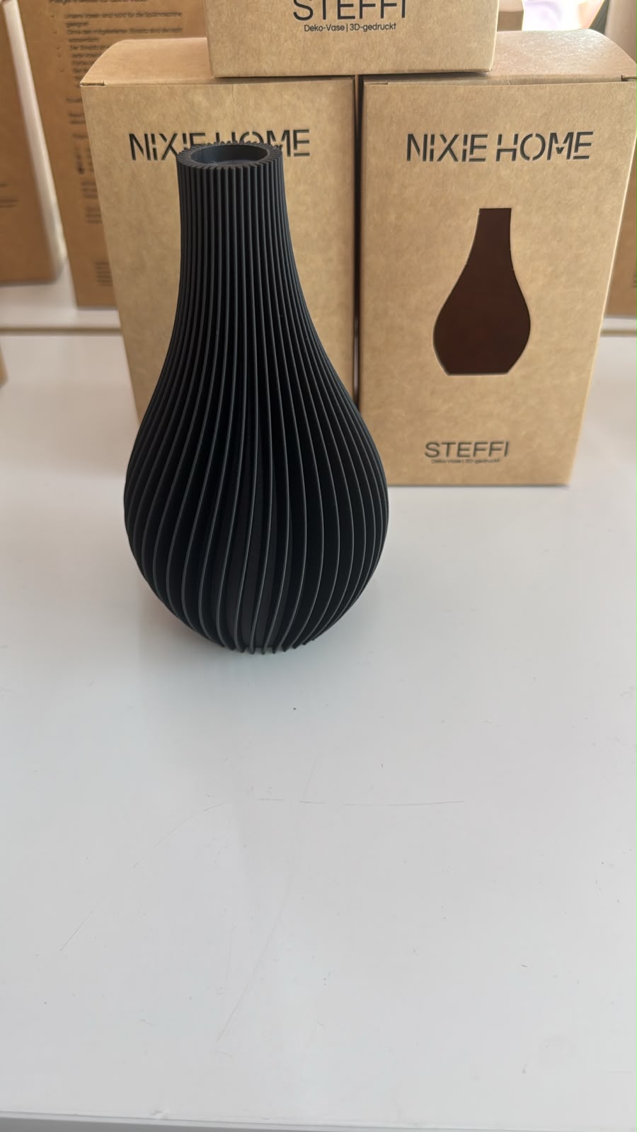 Vase Steffi in schwarz. Vase mit feinen lamellen die sich leicht um die Vase windet.