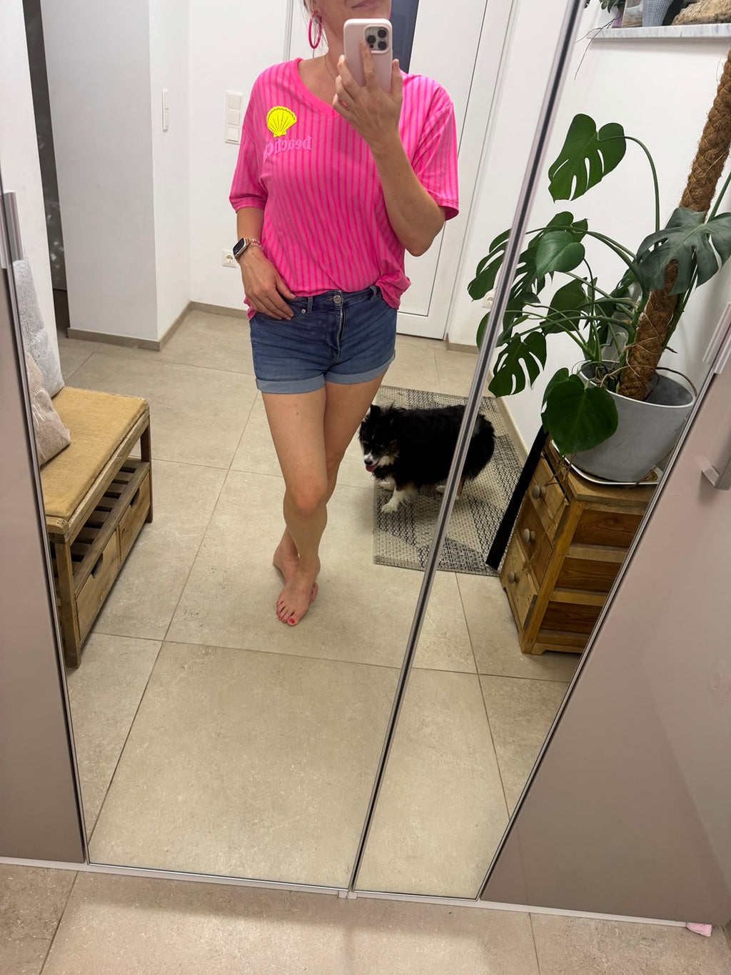V-Neck Oversized T-Shirt - BEACH CLUB mit Shorts.