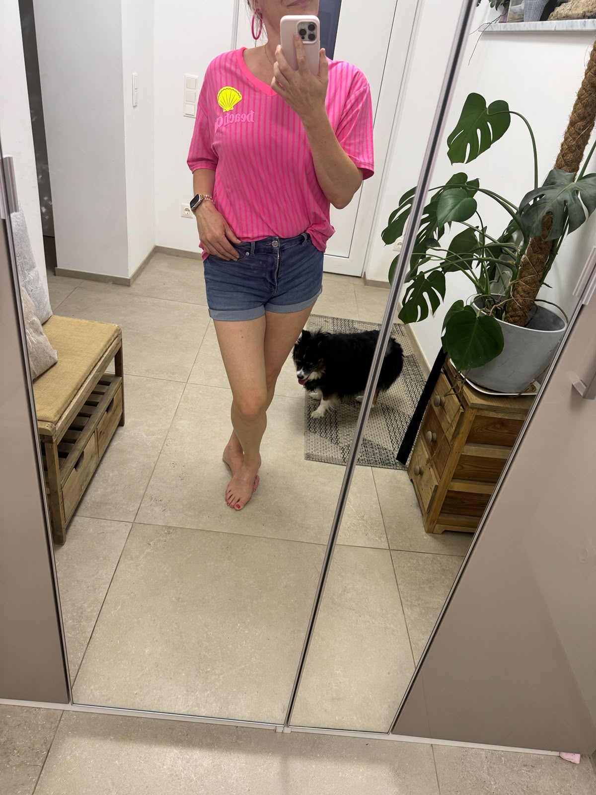 V-Neck Oversized T-Shirt - BEACH CLUB mit Shorts.
