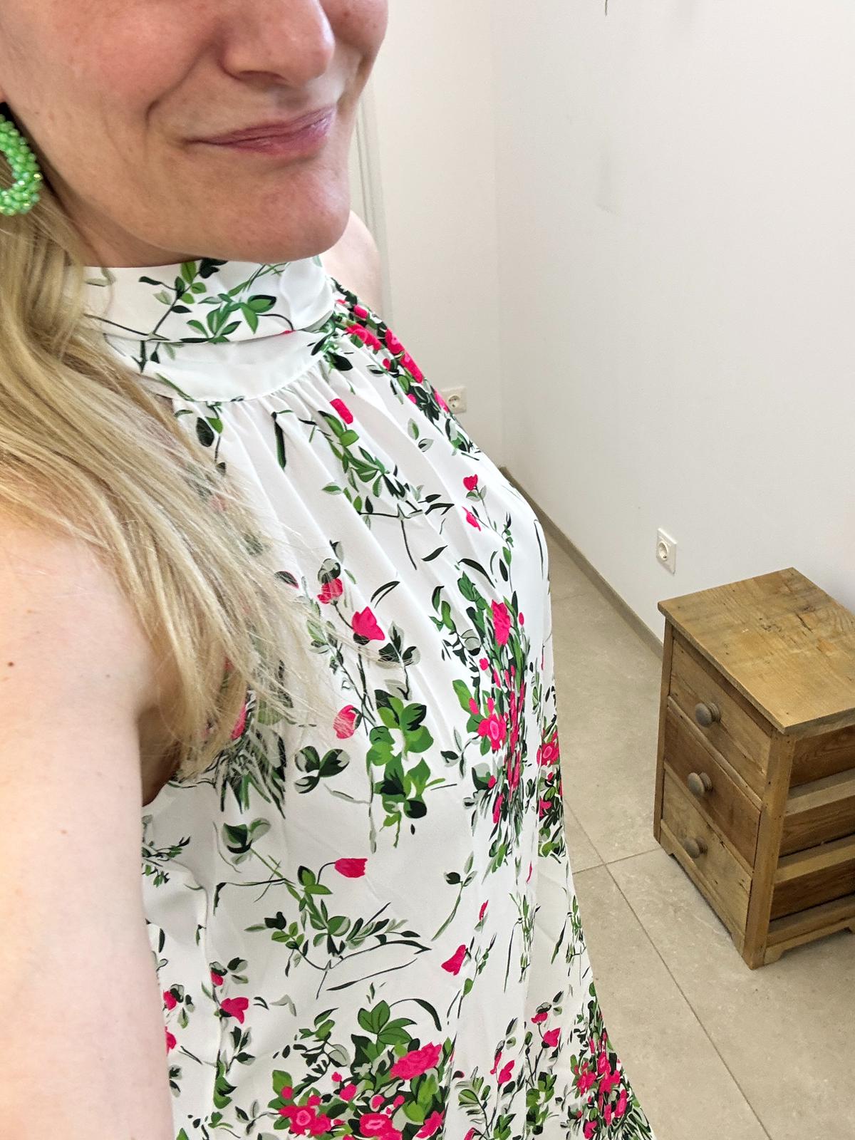 Weißes Mini-Kleid mit rosa Blumenmuster