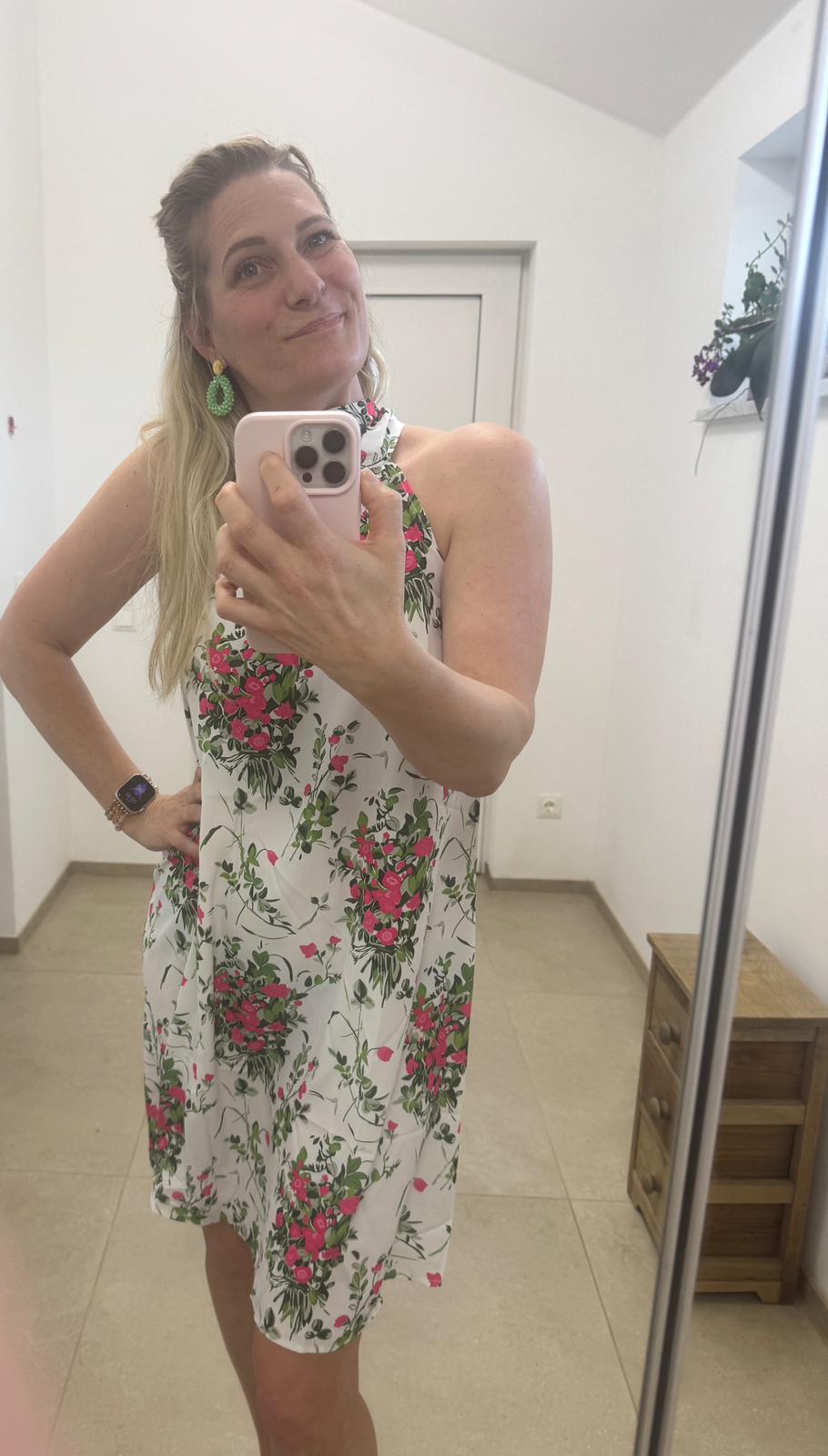 Weißes Mini-Kleid mit rosa Blumenmuster