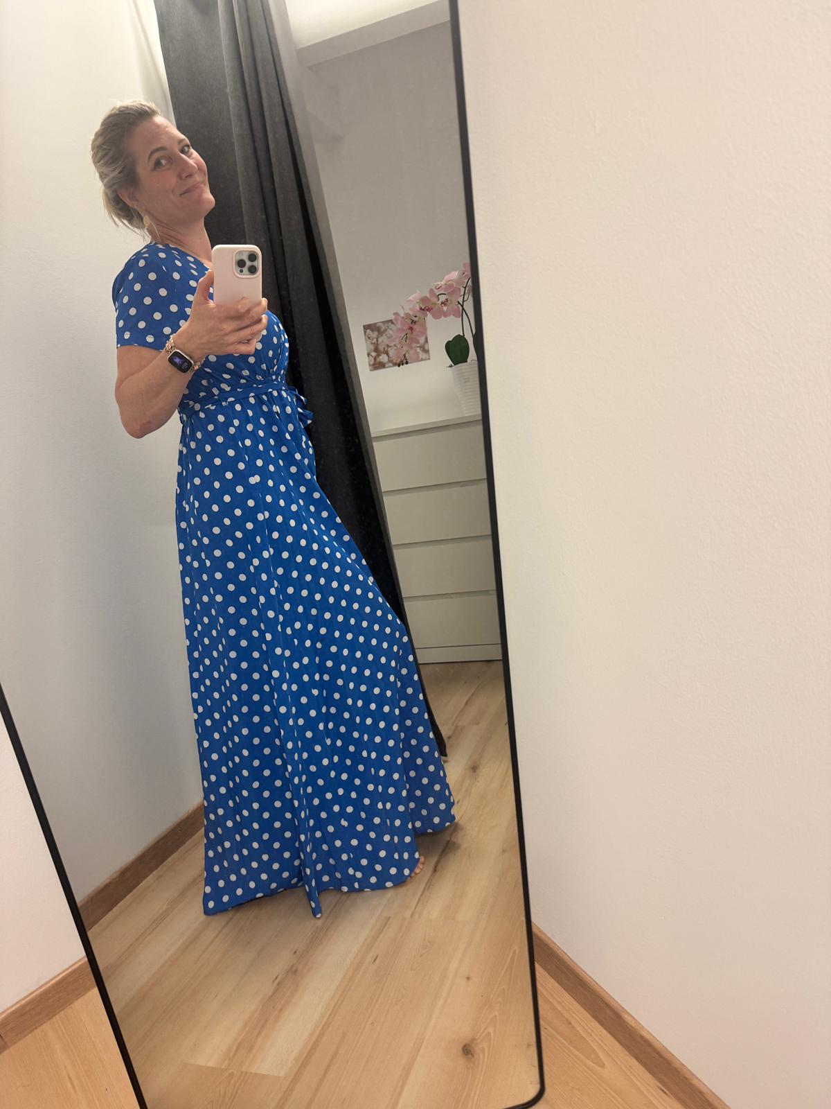 Königsblaues Wickelkleid mit Punkten und betonter Taille