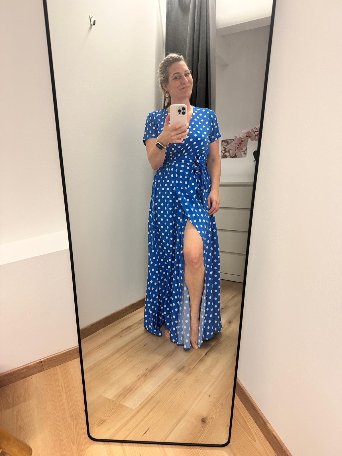Königsblaues Wickelkleid mit Punkten und betonter Taille