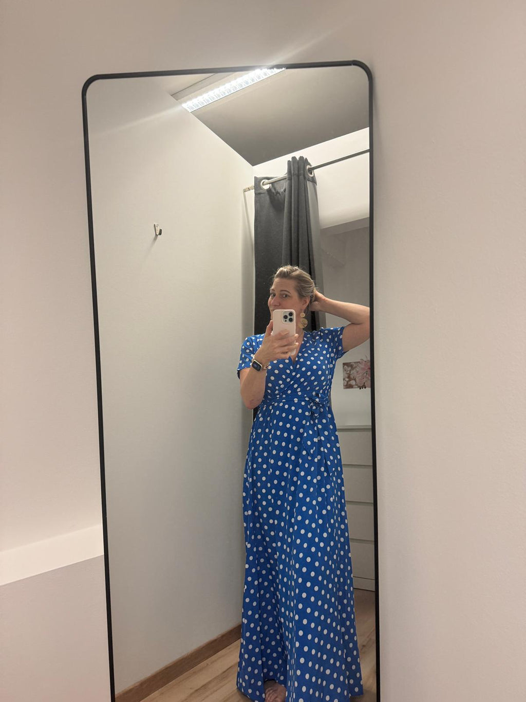 Königsblaues Wickelkleid mit Punkten und betonter Taille