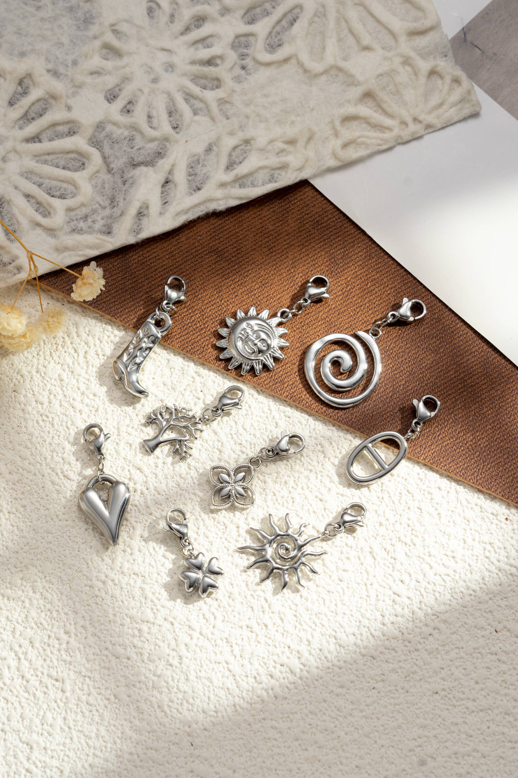 Set mit 9 silberfarbenen Edelstahl‑Charms, verschiedene Motive, trendig