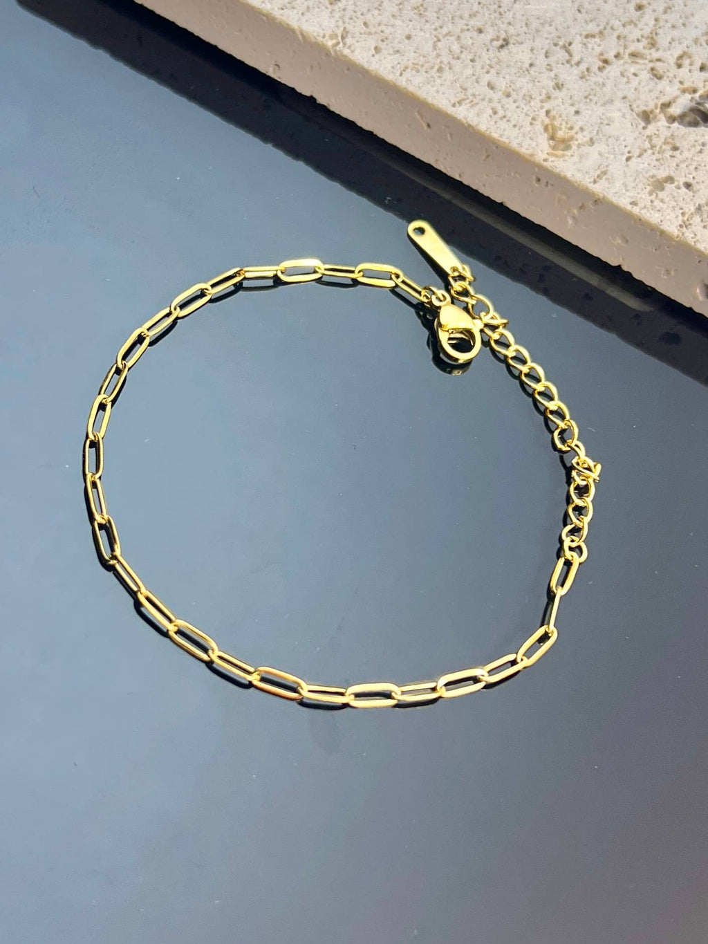 Einfaches Armband mit rechteckigen Gliedern aus Stahl zum Befestigen von Charms