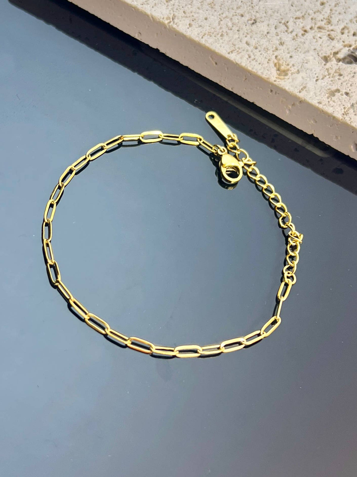 Einfaches Armband mit rechteckigen Gliedern aus Stahl zum Befestigen von Charms