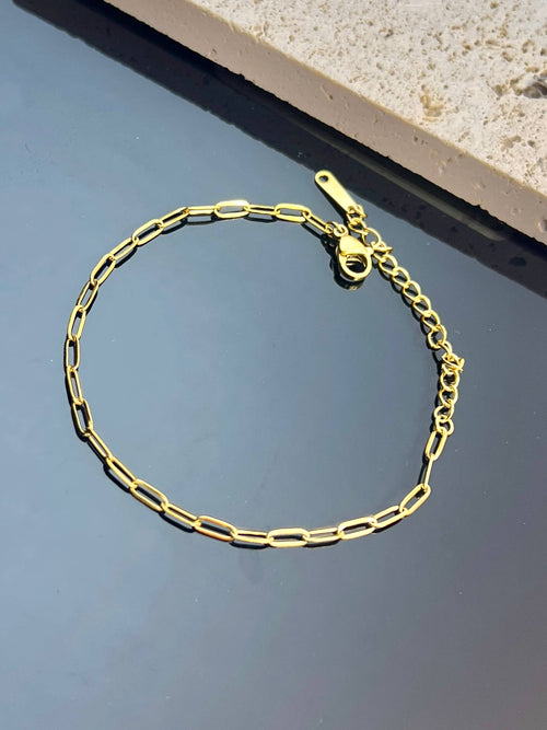 Einfaches Armband mit rechteckigen Gliedern aus Stahl zum Befestigen von Charms