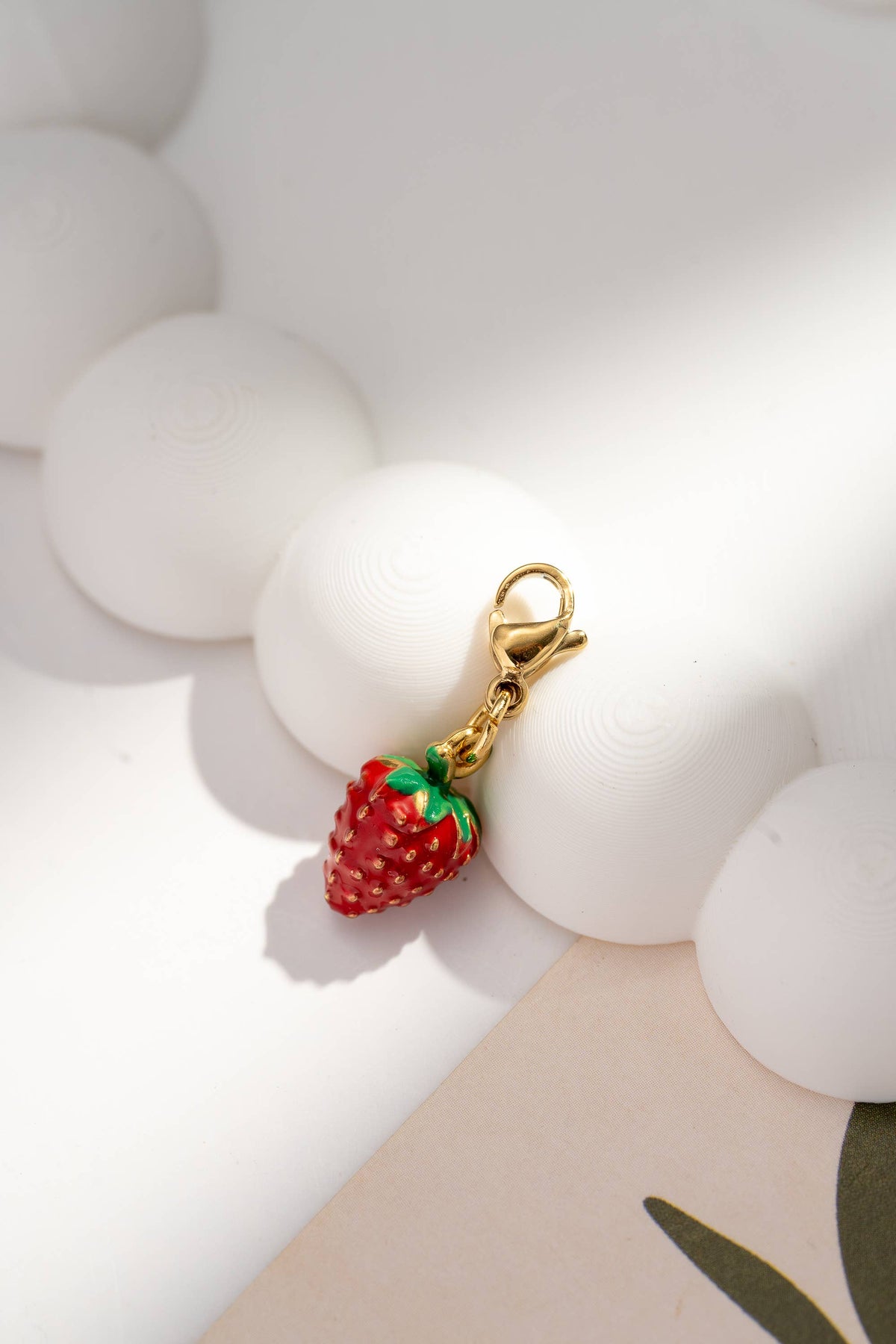 Erdbeer-Charm-Anhänger aus glänzendem rotem Edelstahl