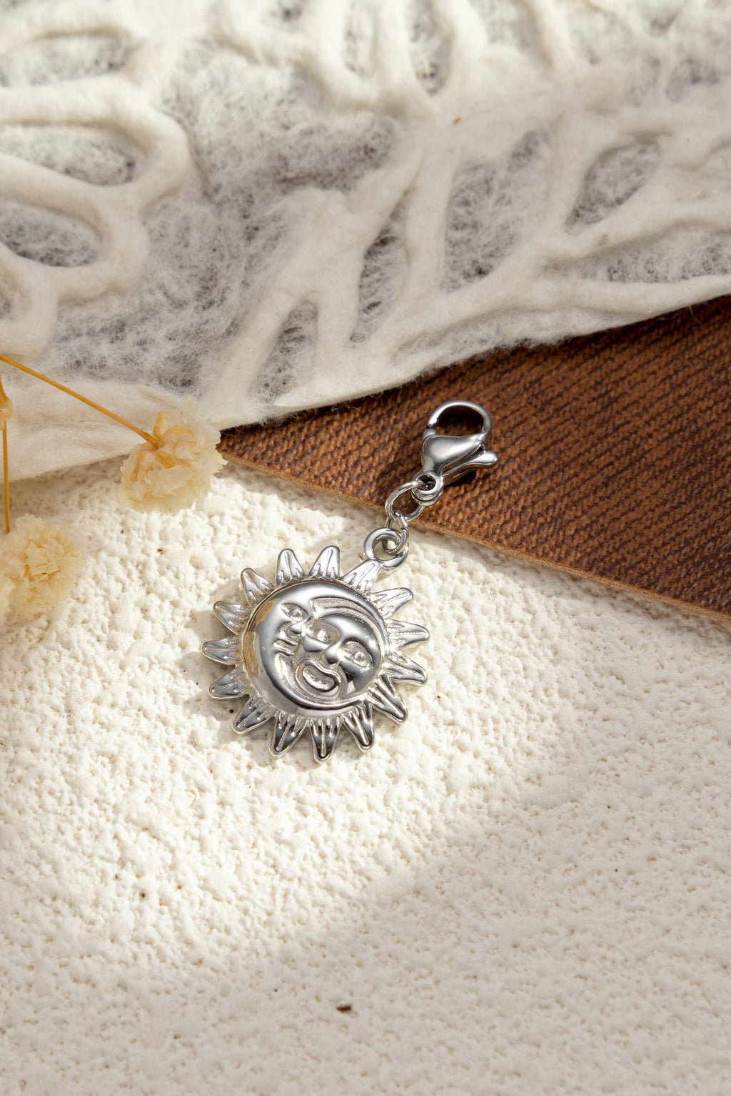 Set mit 10 goldfarbenen Charms mit Western-, Natur-, Stern- und Herzmotiven