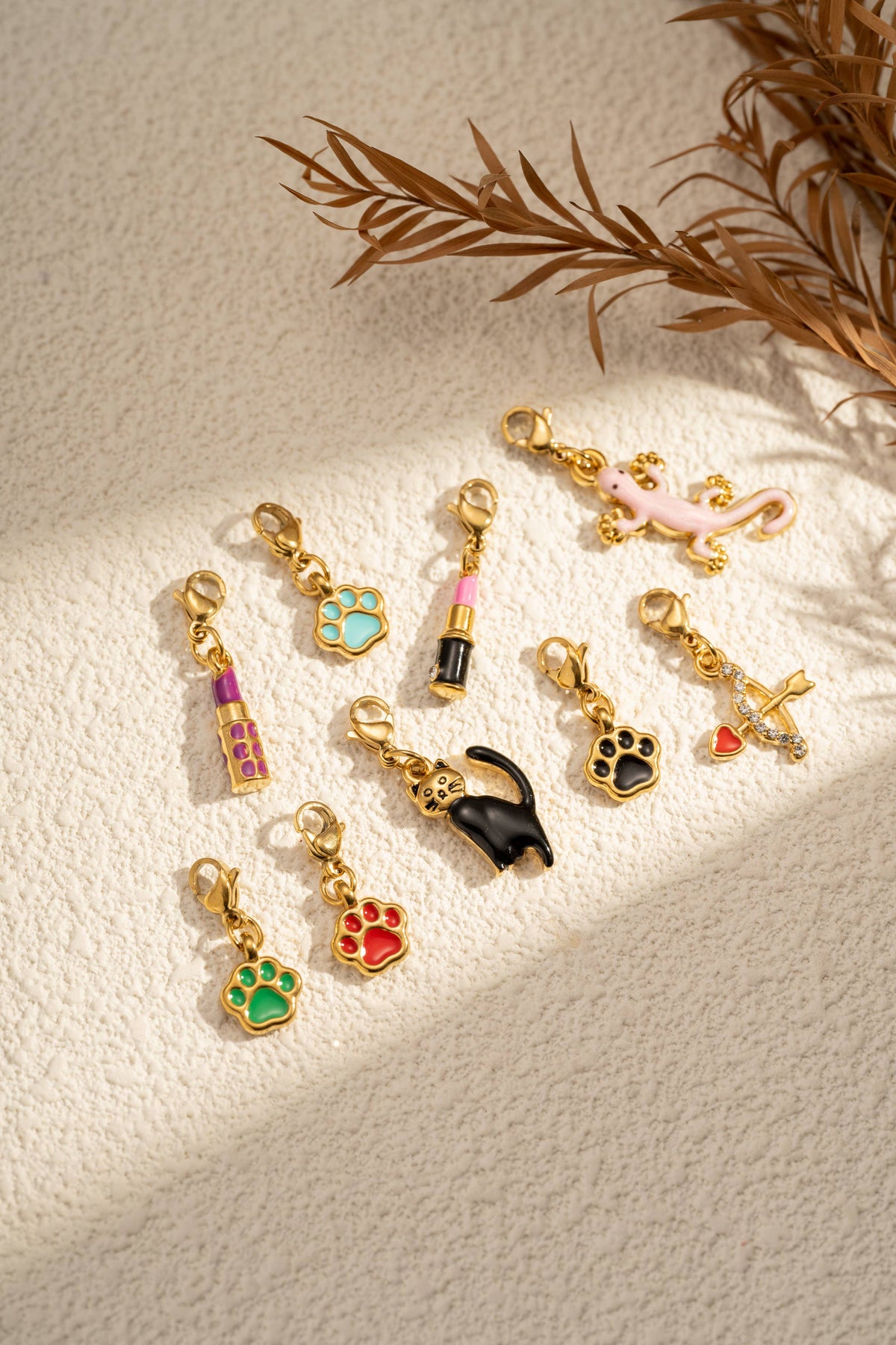 Set mit 9 bunten, lustigen Modeschmuck-Anhängern aus vergoldetem Edelstahl