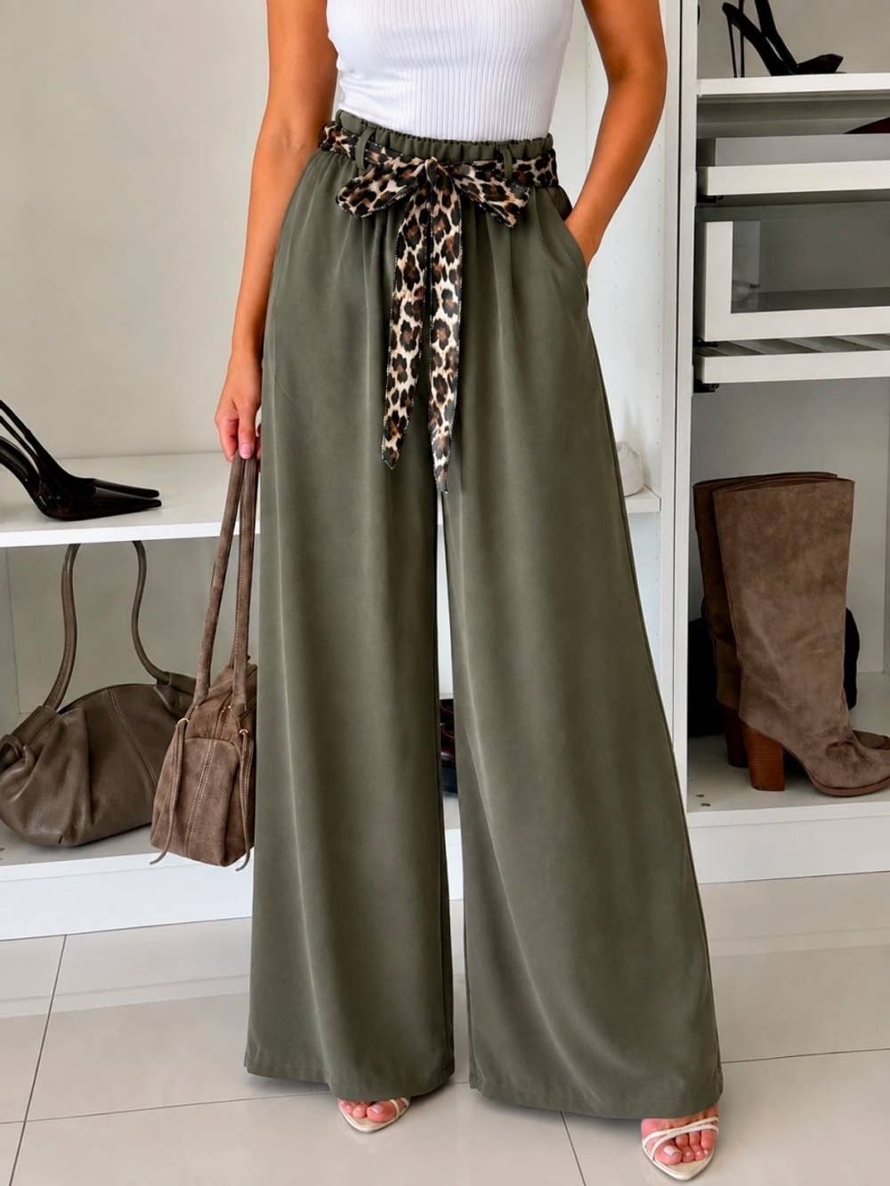 Weite Hose mit Leoparden-Gürtel, elastischer Bund: Schwarz