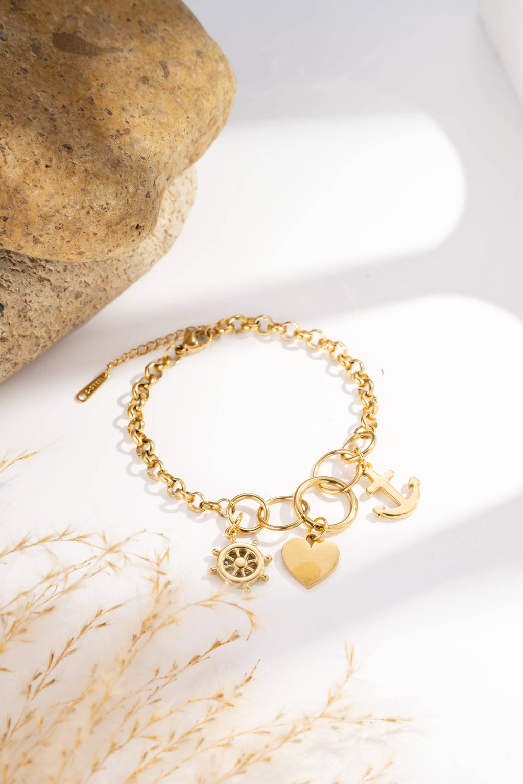 Edelstahlarmband goldfarben mit Anker-, Herz- und Steuerrad-Charms.