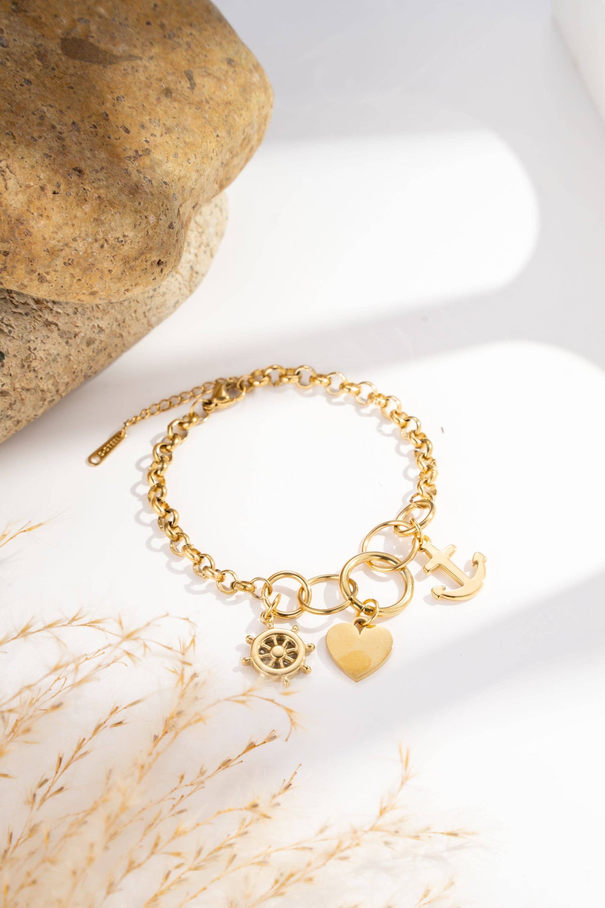 Edelstahlarmband goldfarben mit Anker-, Herz- und Steuerrad-Charms.