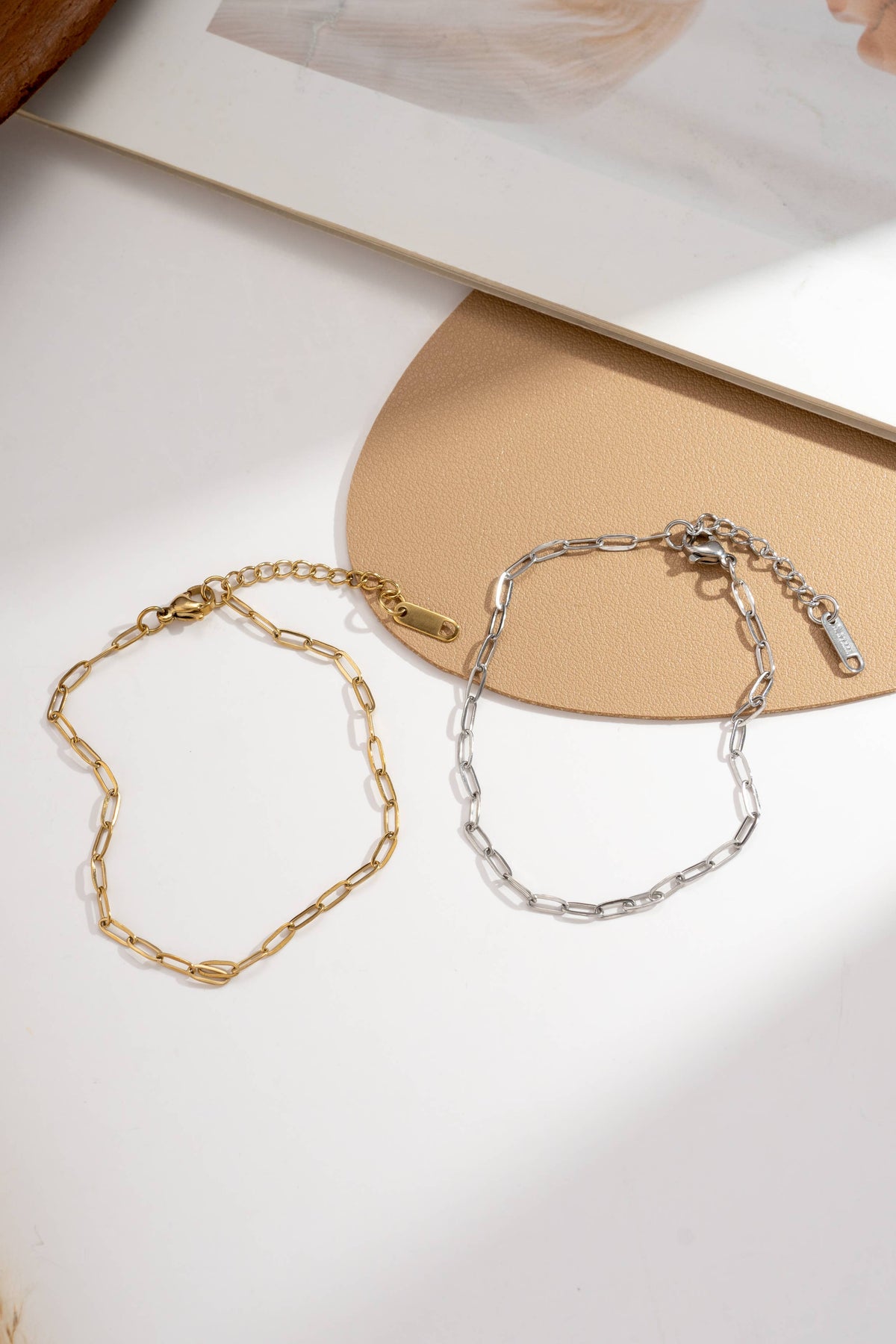 Einfaches Armband mit rechteckigen Gliedern aus Stahl zum Befestigen von Charms