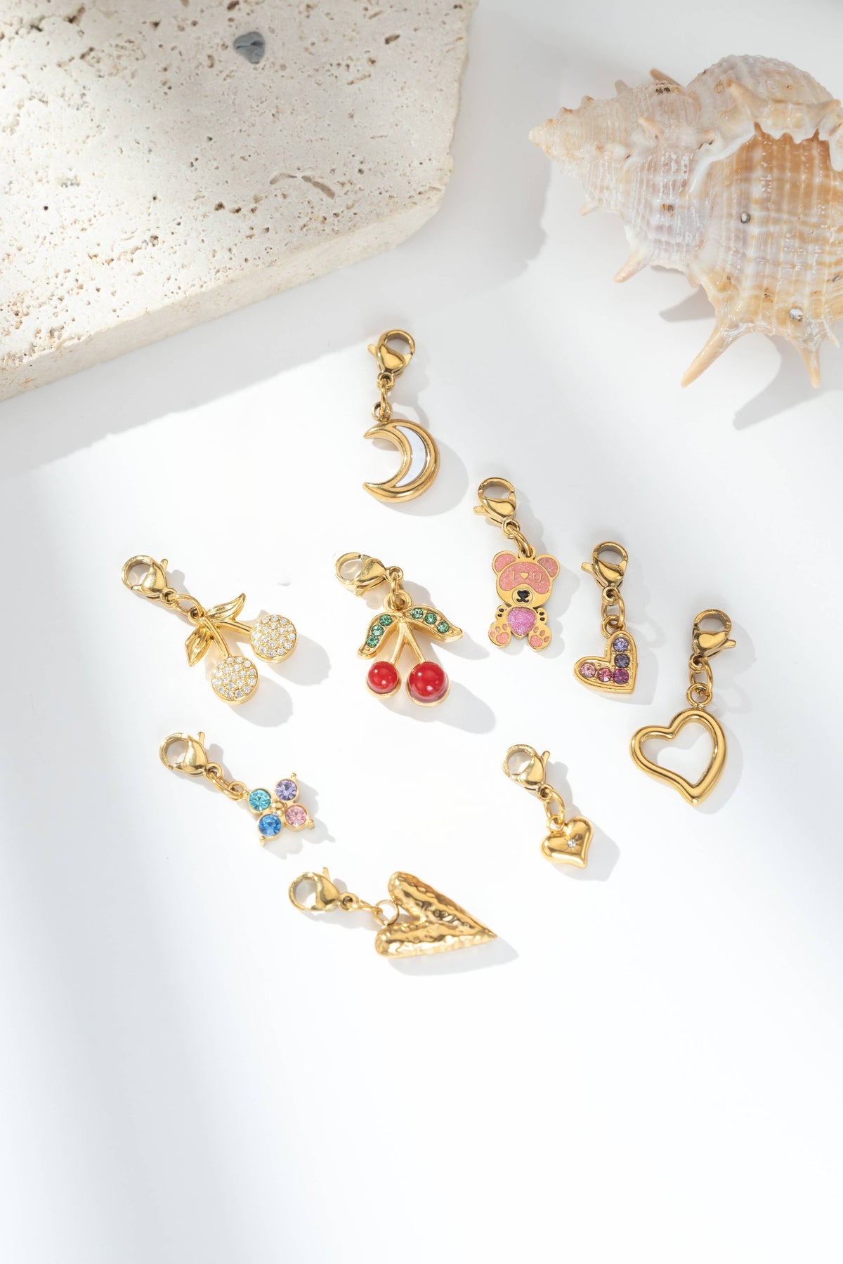 Set mit 9 assortierten Anhängern/Charms aus vergoldetem Edelstahl